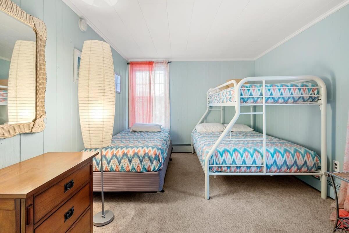 Steps To Pet Friendly Front Unit Apartment *