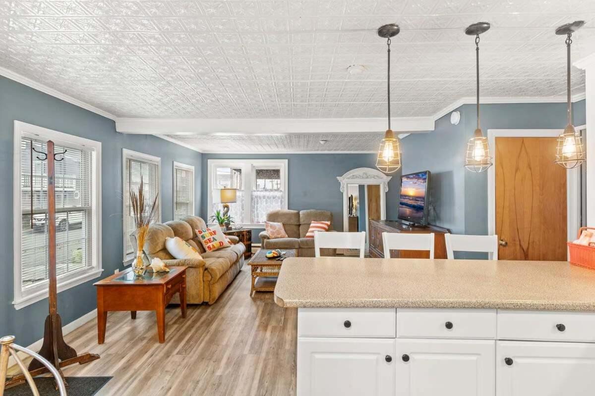 Steps To Pet Friendly Front Unit Apartment