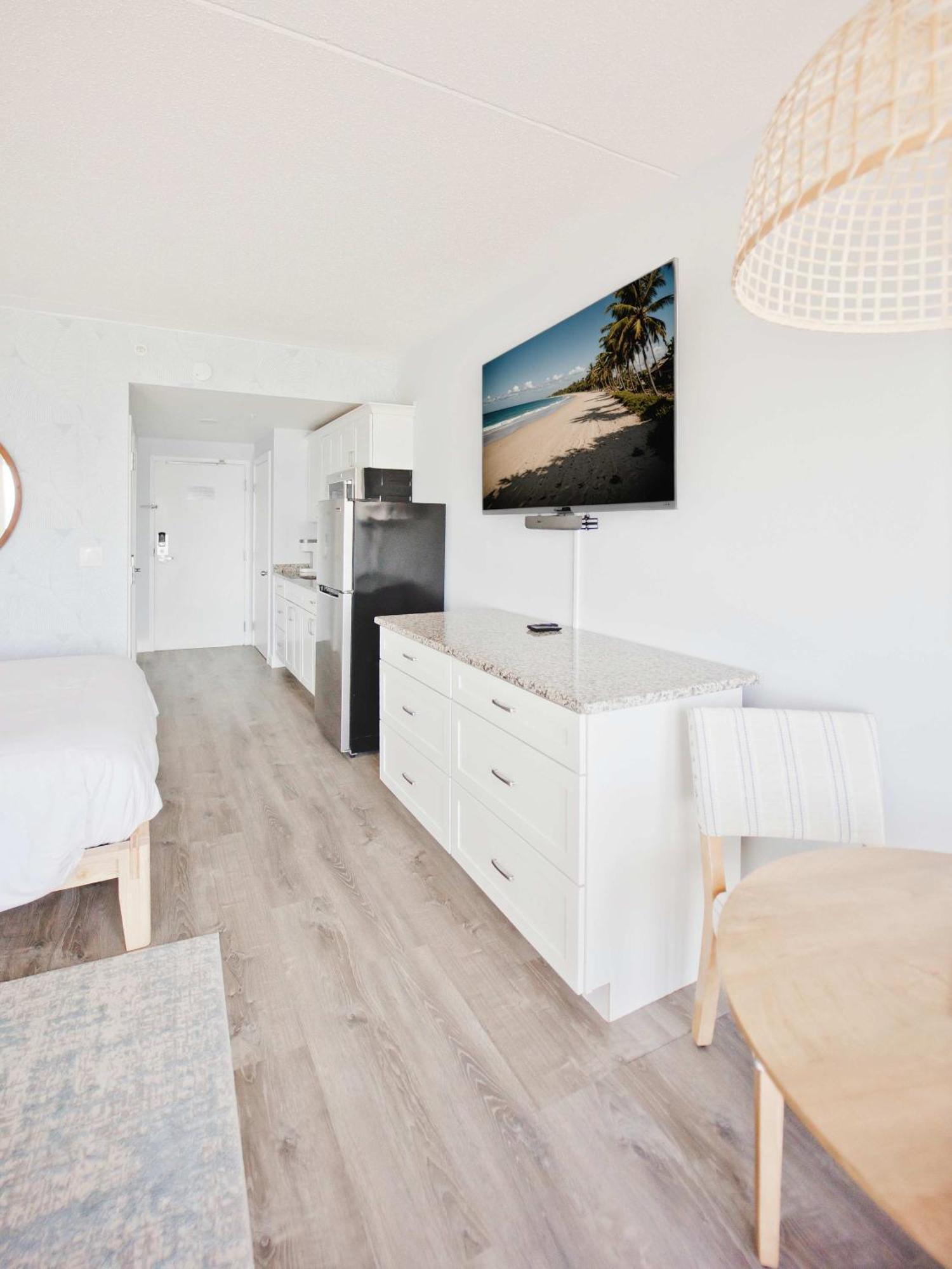 Tides-ocean View-top Floor With Balcony Apartment *