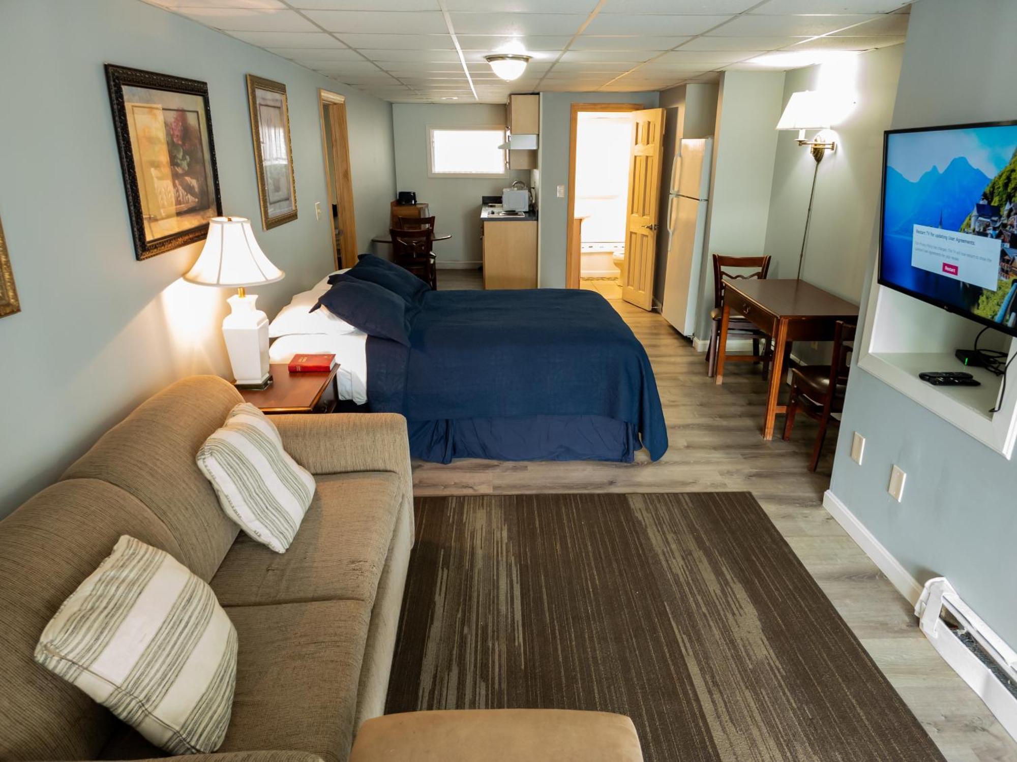 Ships Hotel *